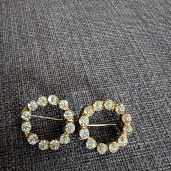 Jewelry - Small vintage brooches